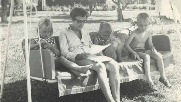 Astrid junto a sus nietos en el verano de 1969