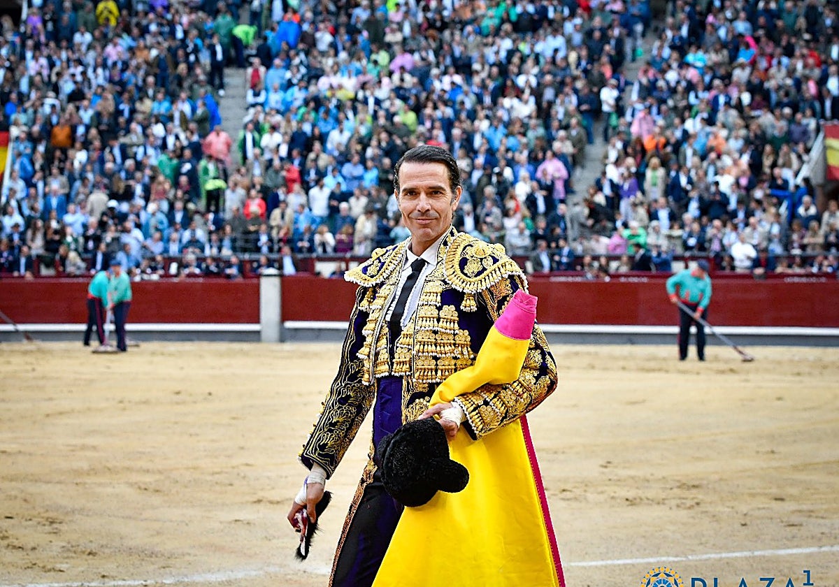 Uceda dando la vuelta al ruedo con la oreja del cuarto