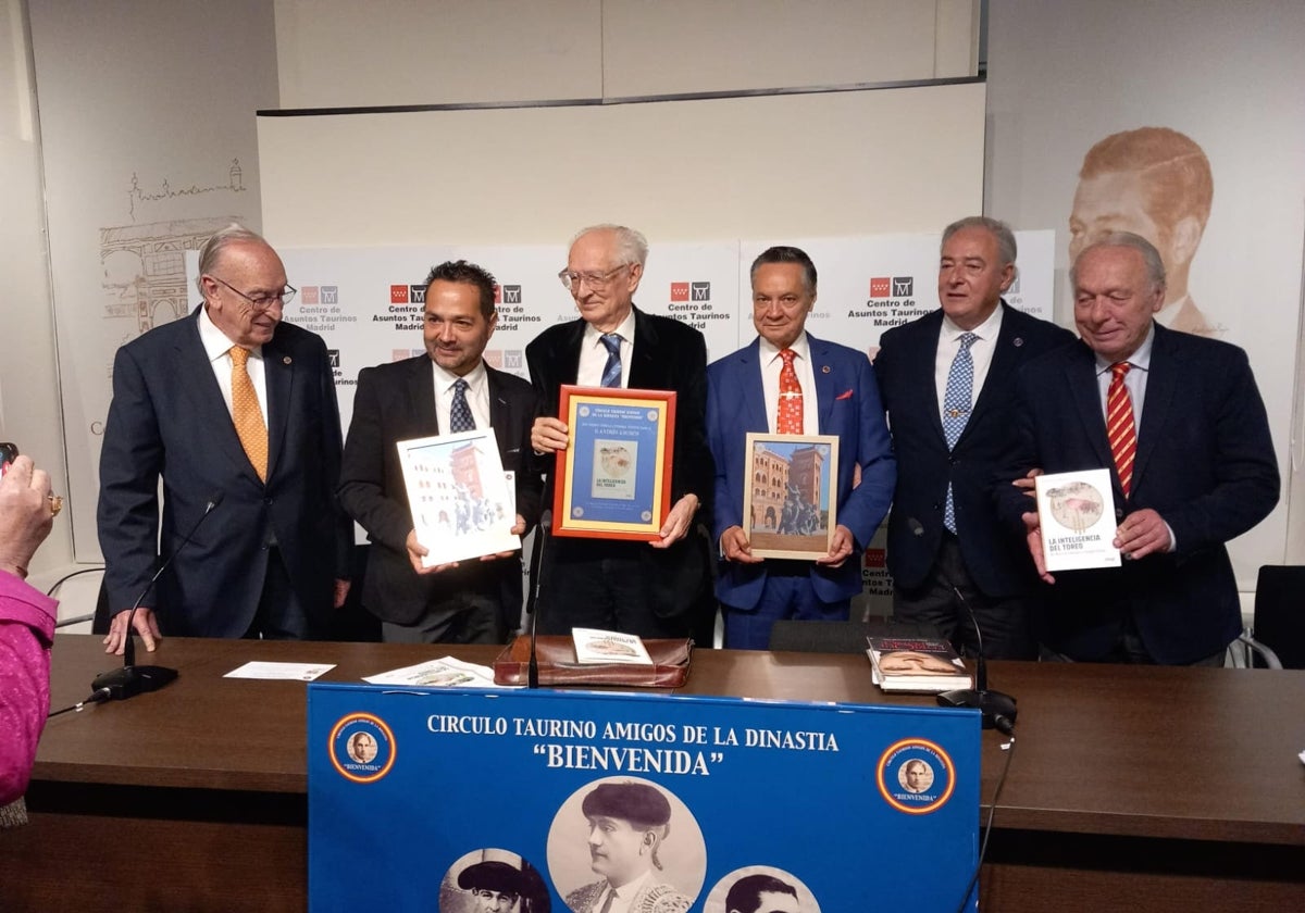 Entrega del premio a Andrés Amorós