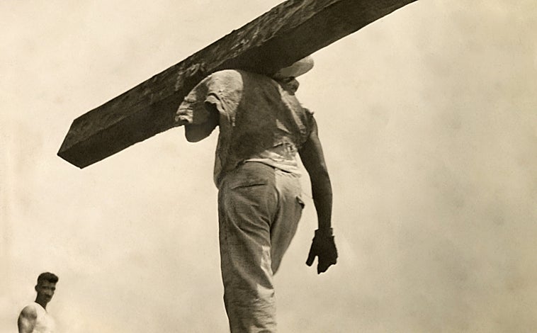 Imagen principal - Sobre estas líneas, 'Rosas' (1924) y 'Elisa' (1924). Arriba, 'Hombre con madero' (1928)