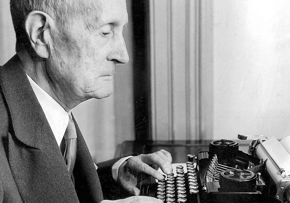 Azorín, ante su máquina de escribir en su casa