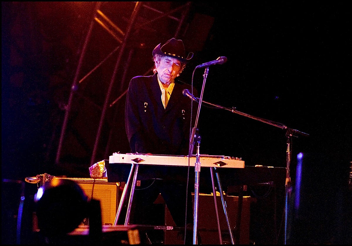 Dylan mira la nada durante un concierto