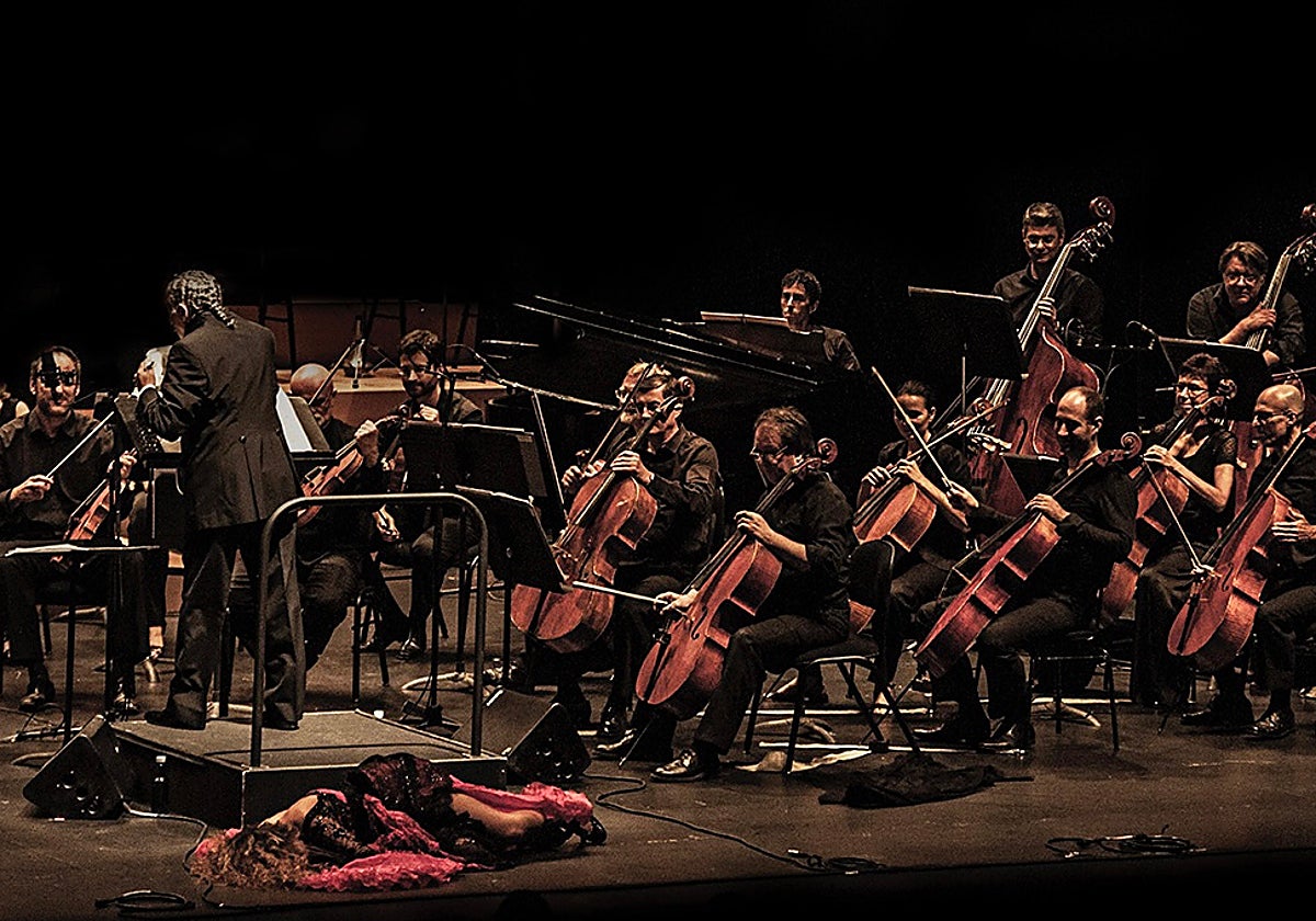 La Orquesta Sinfónica de Navarra en el auditorio Baluarte en otro de los proyectos en los que trabajó con el flamenco