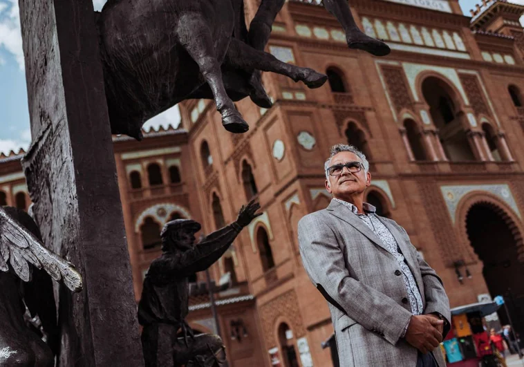 Paco Sanz bajo la estatua del Yiyo