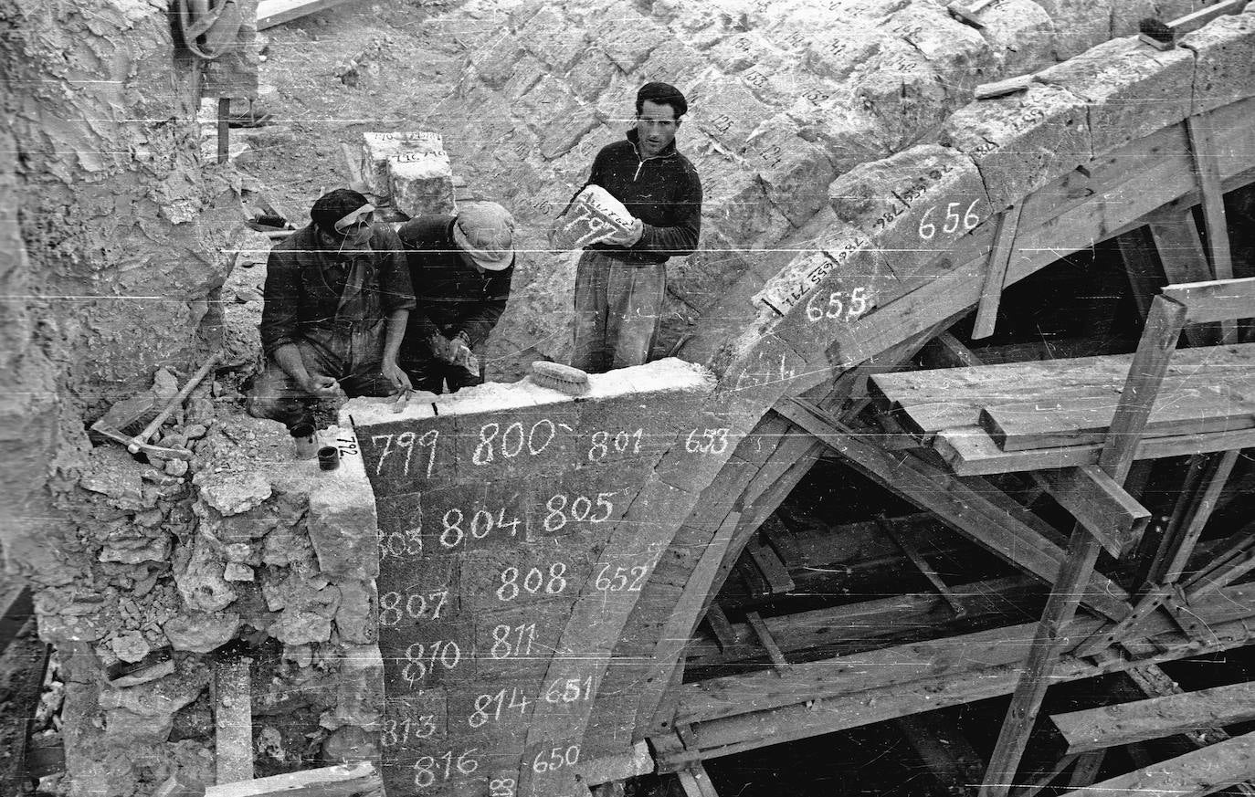 Los sillares, numerados  durante el desmontaje