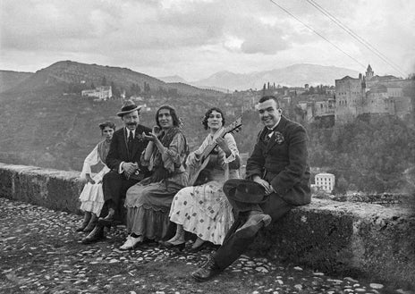 Imagen secundaria 1 - Arriba, salida de la iglesia de Ezcaray, abajo izq. Palomo Durán posa junto a gitanas y un jóven en el Sacromonte de Granada. A la derecha, ruinas en la ciudad de Madrid