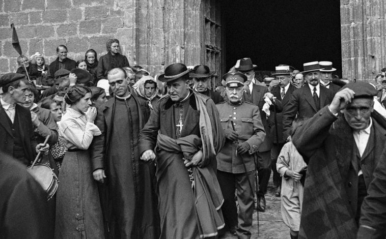 Imagen principal - Arriba, salida de la iglesia de Ezcaray, abajo izq. Palomo Durán posa junto a gitanas y un jóven en el Sacromonte de Granada. A la derecha, ruinas en la ciudad de Madrid