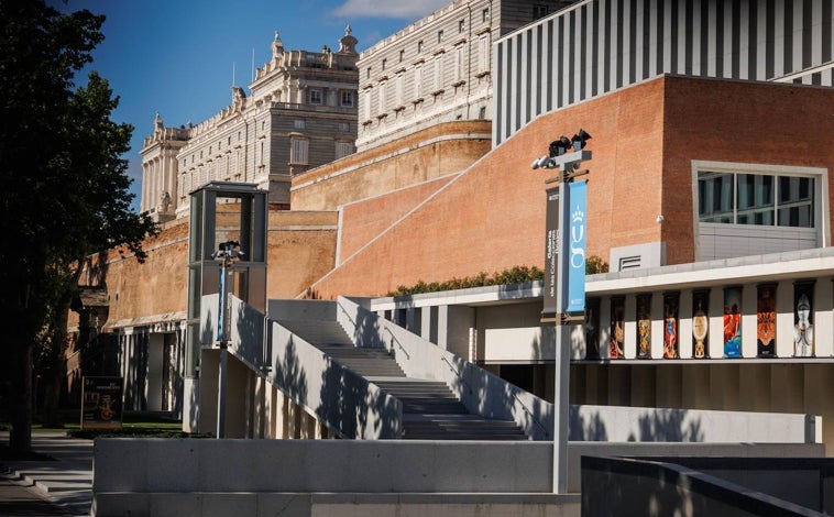 Imagen principal - Sobre estas líneas, entrada desde la plaza del Palacio Real, a la nueva Galería. A la derecha, uno de sus atrios. Arriba, vista de su fisonomía desde la Cuesta de San Vicente