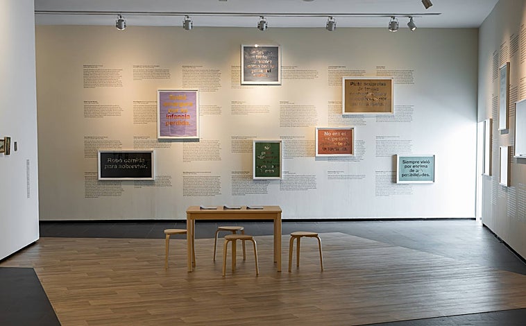 Imagen principal - Sobre estas líneas, foto de Cristina Garrido en el Louvre en 1992. A la derecha, uno de los pósters intervenidos para 'El origen de las formas'. Arriba, detalle del montaje de la propuesta