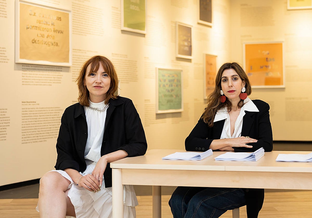 Cristina Garrido junto a Tania Pardo, comisaria de su exposición y, hasta su cese, subdirectora del CA2M