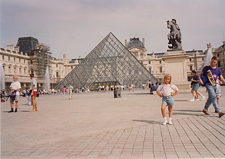 Imagen secundaria 1 - Sobre estas líneas, foto de Cristina Garrido en el Louvre en 1992. A la derecha, uno de los pósters intervenidos para 'El origen de las formas'. Arriba, detalle del montaje de la propuesta