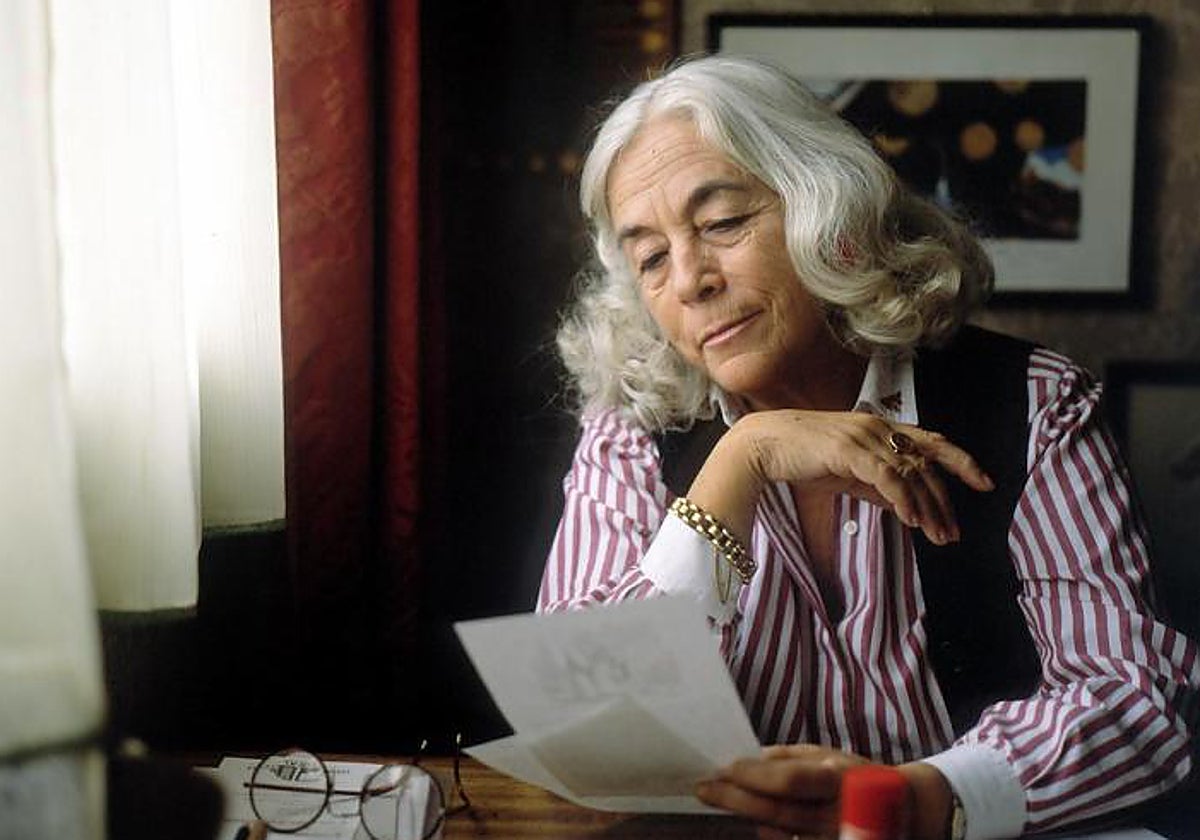 Carmen Martín Gaite (Salamanca, 1925-Madrid, 2000) en su mesa de trabajo