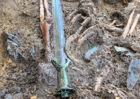 Imagen secundaria 1 - La espada de bronce formaba parte del ajuar funerario hallado en una sepultura donde fueron enterradas tres personas
