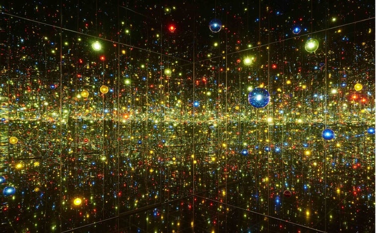 Imagen principal - Arriba, 'Sala de espejos del infinito–Un deseo de felicidad humana llamando desde más allá del Universo' (Infinity Mirrored Room–A Wish for Human Happiness Calling from Beyond the Universe), 2020. Cortesía de Ota Fine Arts