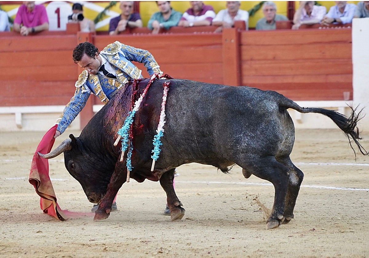 Rafaelillo, con Venganza, un toro de vuelta al ruedo al que desorejó