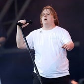 El emocionante vídeo de Lewis Capaldi arropado por sus fans mientras sufre una crisis en pleno concierto