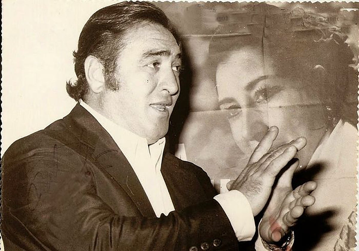 Alfonso de Gaspar junto a una imagen de la Perla de Cádiz, a quien tanto escribió