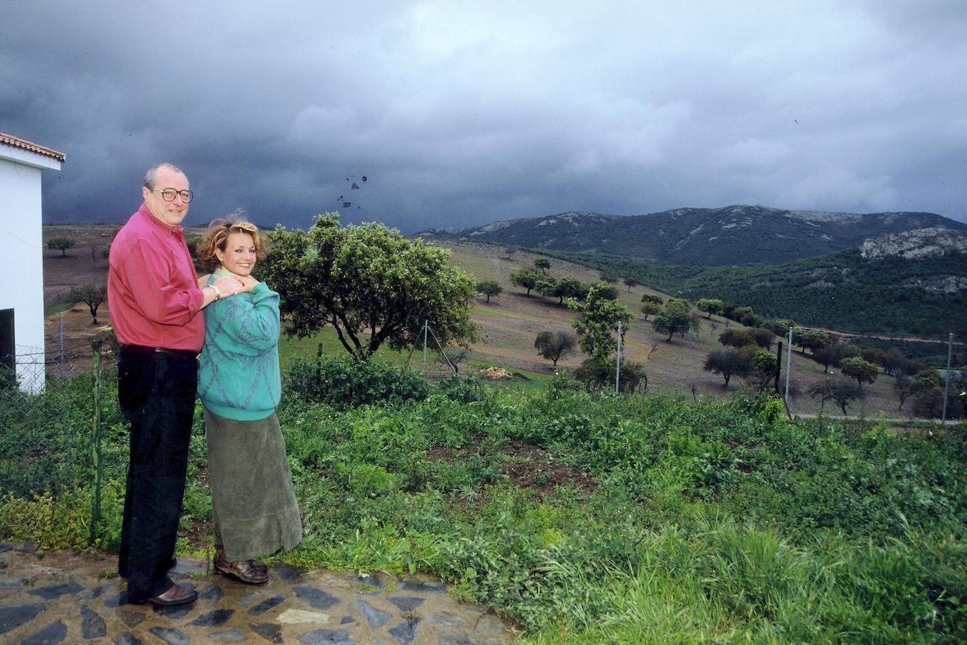 Carmen Sevilla con su segundo marido, Vicente Patuel, con quien vivía en esta finca de Badajoz