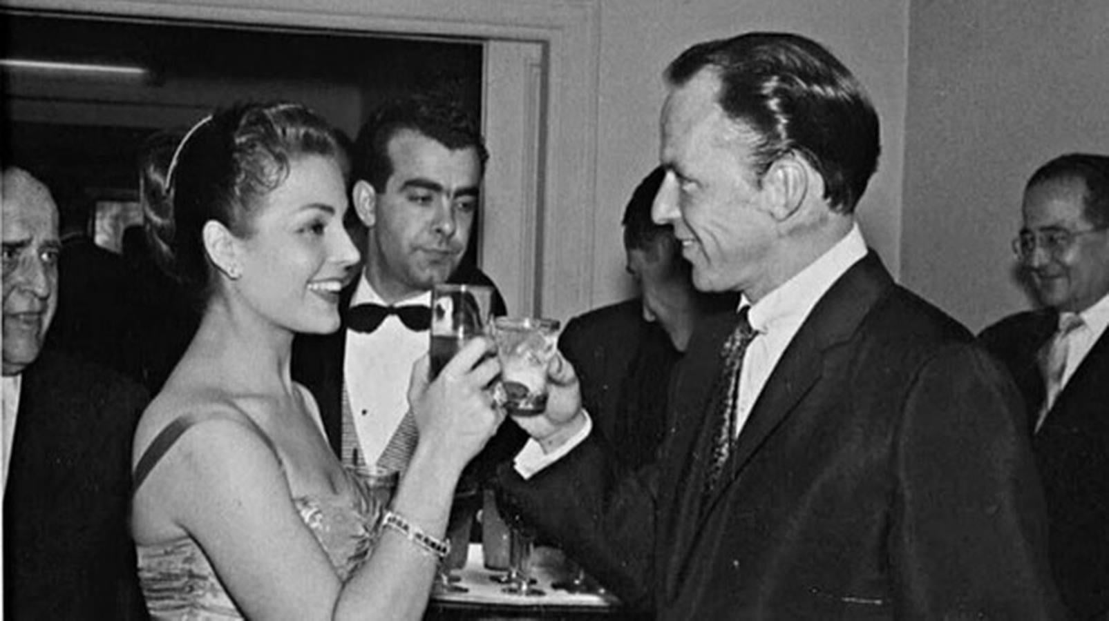 Carmen Sevilla con Frank Sinatra durante la fiesta de la firma de la coproducción hispano americana «Aventura para dos», que presentó en las pantallas norteamericanas a Carmen Sevilla en 1956