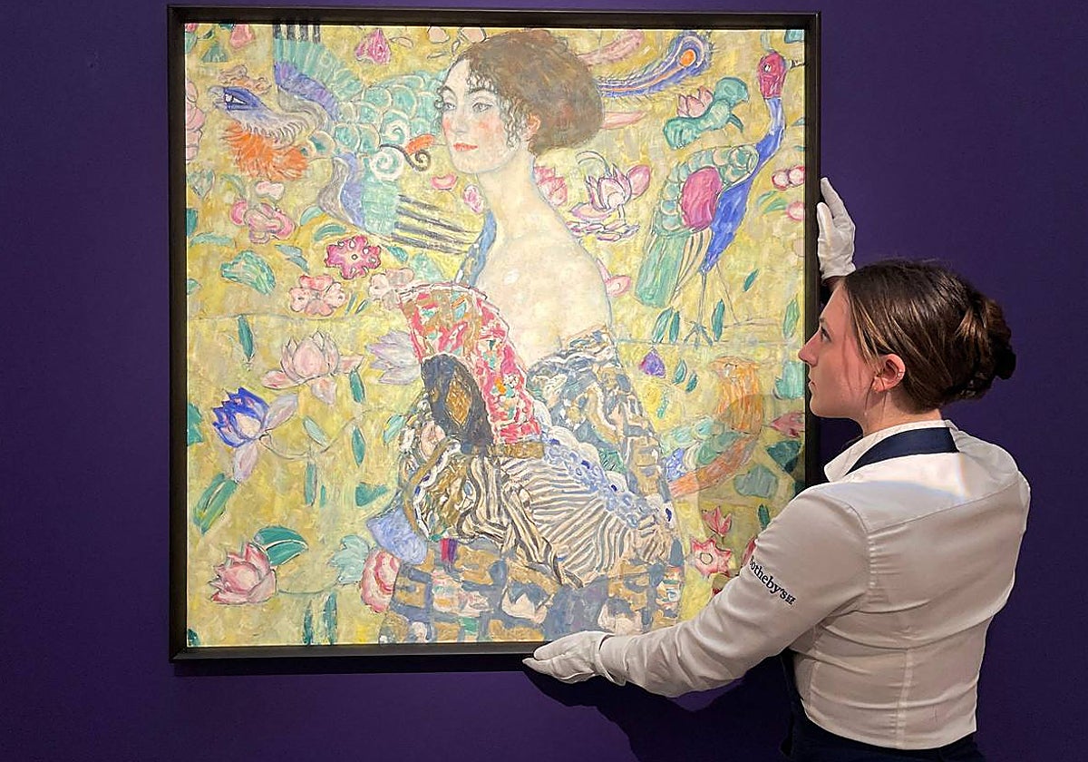Una empleada de Sotheby's sostiene el cuadro de Klimt