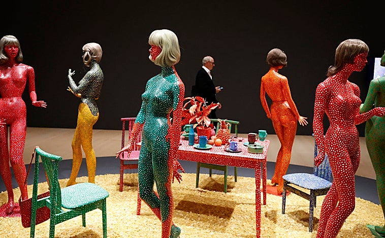 Imagen principal - Sobre estas líneas, la instalación 'Nubes' (2019) en el Atrio del museo. A la derecha, 'Flor roja' (1980). Arriba, montaje en Bilbao de 'auto-obliteración'