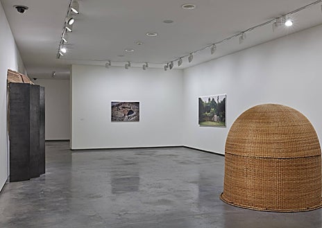 Imagen secundaria 1 - En la parte superior, sala con piezas de Elena Asins y Esther Ferrer. Sobre estas líneas, de izquierda a derecha, detalle de sala con obras de Cristina Iglesias, Montserrat Soto y Susana Solano; 'Clutter with Wardrobes', de Ángela de la Cruz