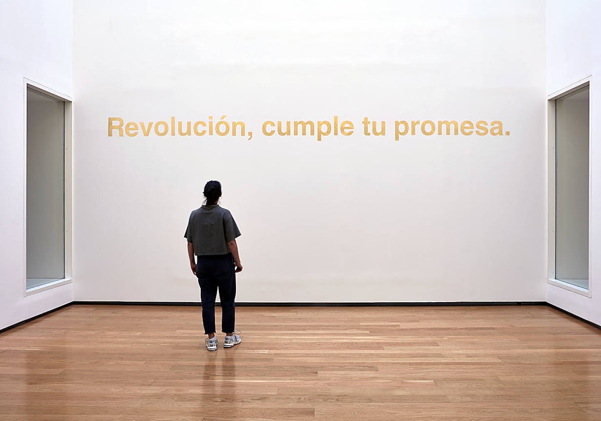 Entrada a la exposición con una obra de Dora García