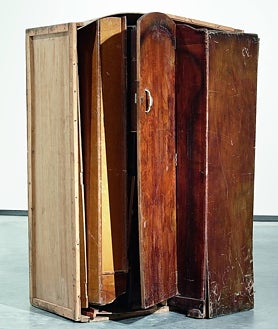 Imagen secundaria 2 - En la parte superior, sala con piezas de Elena Asins y Esther Ferrer. Sobre estas líneas, de izquierda a derecha, detalle de sala con obras de Cristina Iglesias, Montserrat Soto y Susana Solano; 'Clutter with Wardrobes', de Ángela de la Cruz