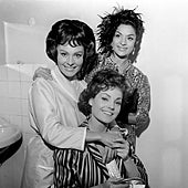 El fin de la folclórica, mujer rica de aventura