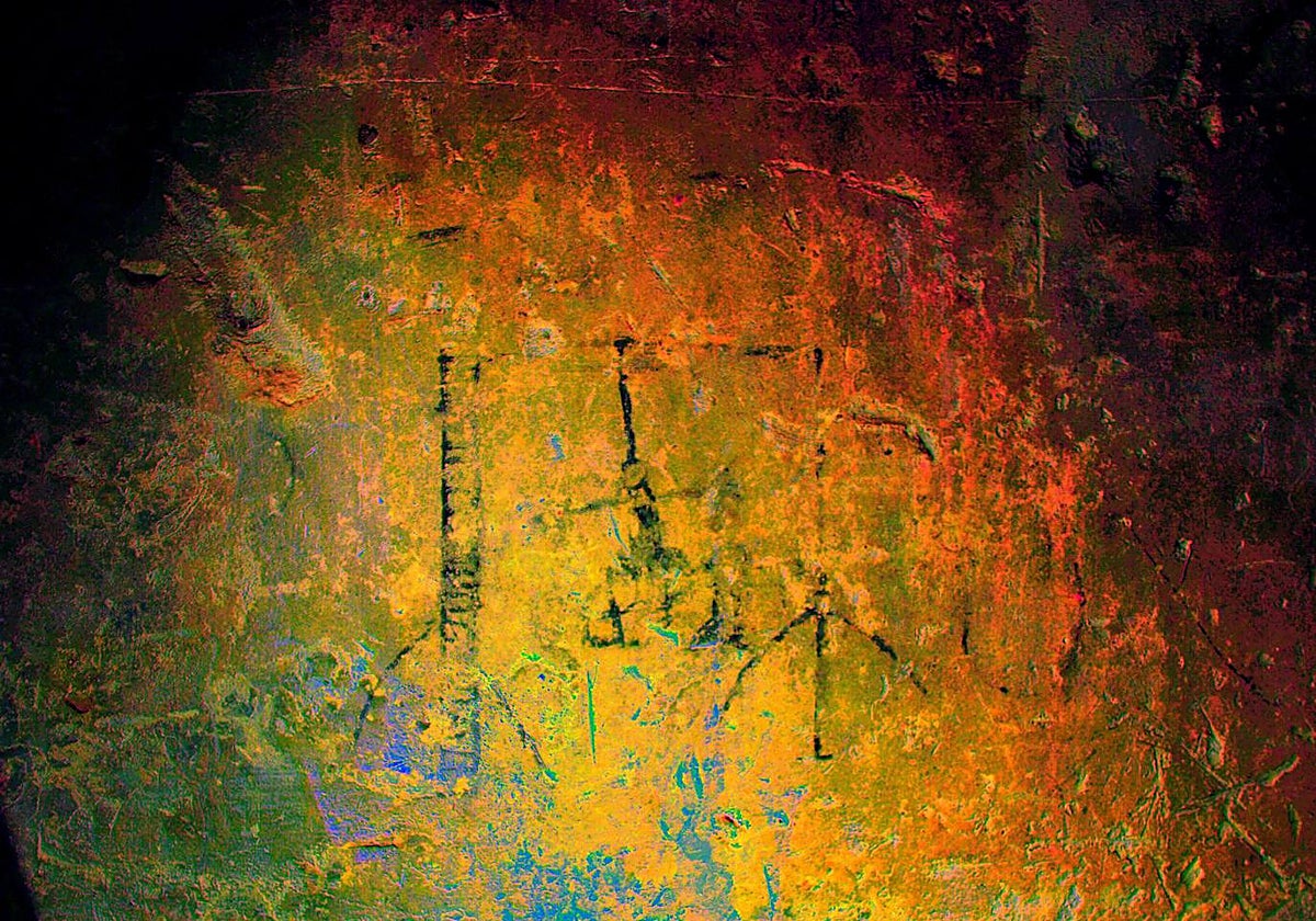 Grafito de un ahorcado hallado en el fortín de San Bartolomé de Pamplona en una imagen con filtro DStretch