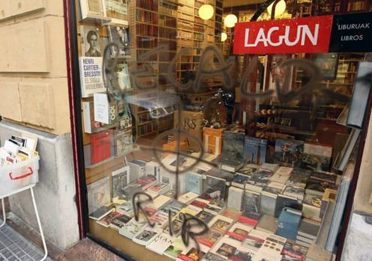 Cristal de la librería Lagun de San Sebastián