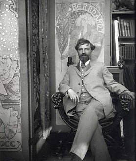 Imagen secundaria 2 - Mucha, fotografiado aquí en 1901 con los carteles  de Sarah Bernhardt, 