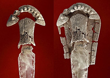 Imagen secundaria 1 - Nivel inferior del enterramiento de Valencina. Abajo, daga de cristal de roca con empuñadura de marfil y colmillo decorado