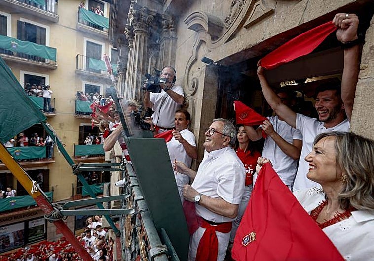 El presidente del Club Atlético Osasuna, Luis Sabalza, ha sido el encargado del lanzamiento del Chupinazo