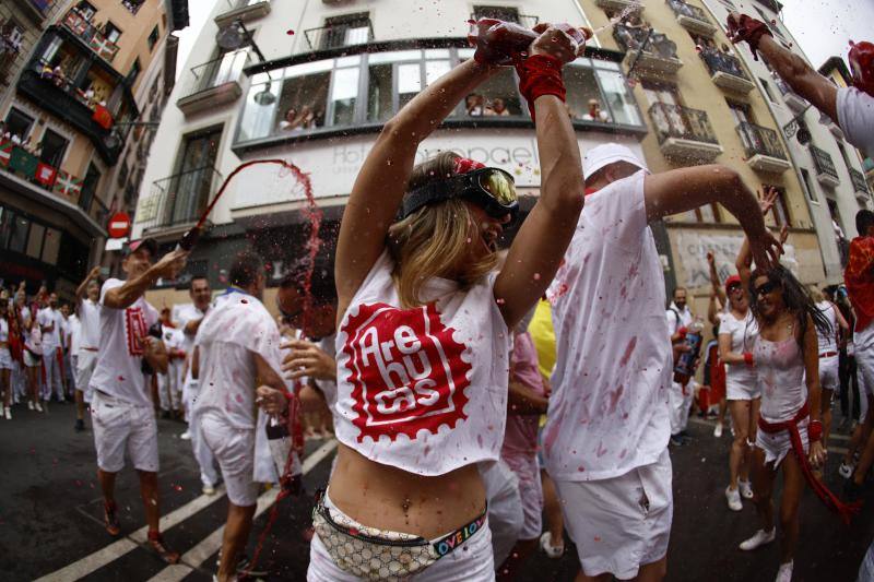 Durante el Chupinazo no puede faltar el característico pañuelo rojo de San Fermín, pero no puedes ponértelo hasta el cohete dé comienzo a las fiestas