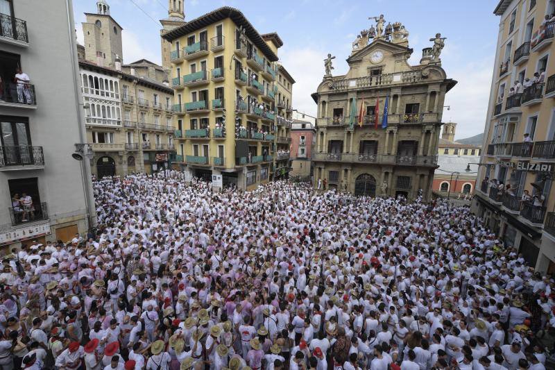 Miles de personas se concentran en la Plaza Consistorial de Pamplona para dar comienzo a los Sanfermines