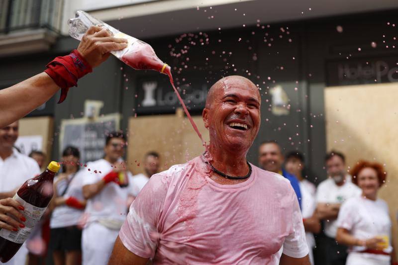 Si eres de los que piensa beber alcohol durante las fiestas, debes saber que no puedes llevar botellas de vidrio a la plaza