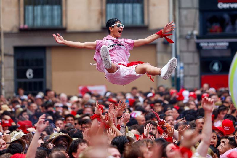 La indumentaria propia de San Fermín suele ser ropa blanca con accesorios rojos, pero es habitual que esta acabe llena de manchas