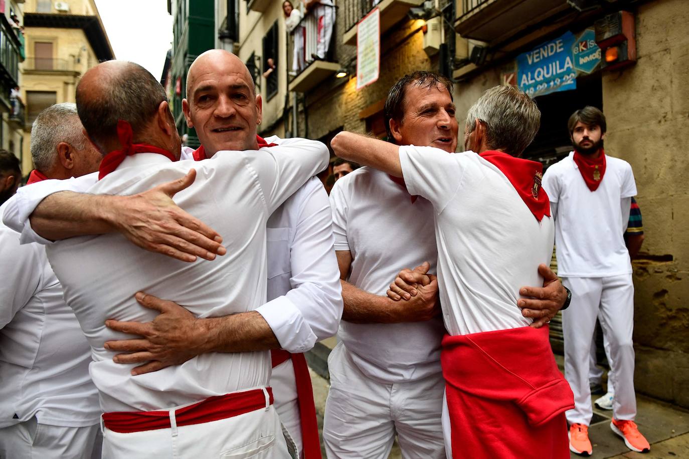 Entre abrazos por el primer encierro la gran espera fiesta de San Fermín