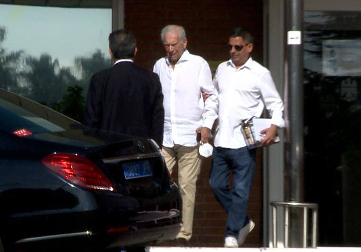 Mario Vargas Llosa saliendo del hospital Ruber Internacional acompañado por su hijo, Gonzalo Vargas Llosa