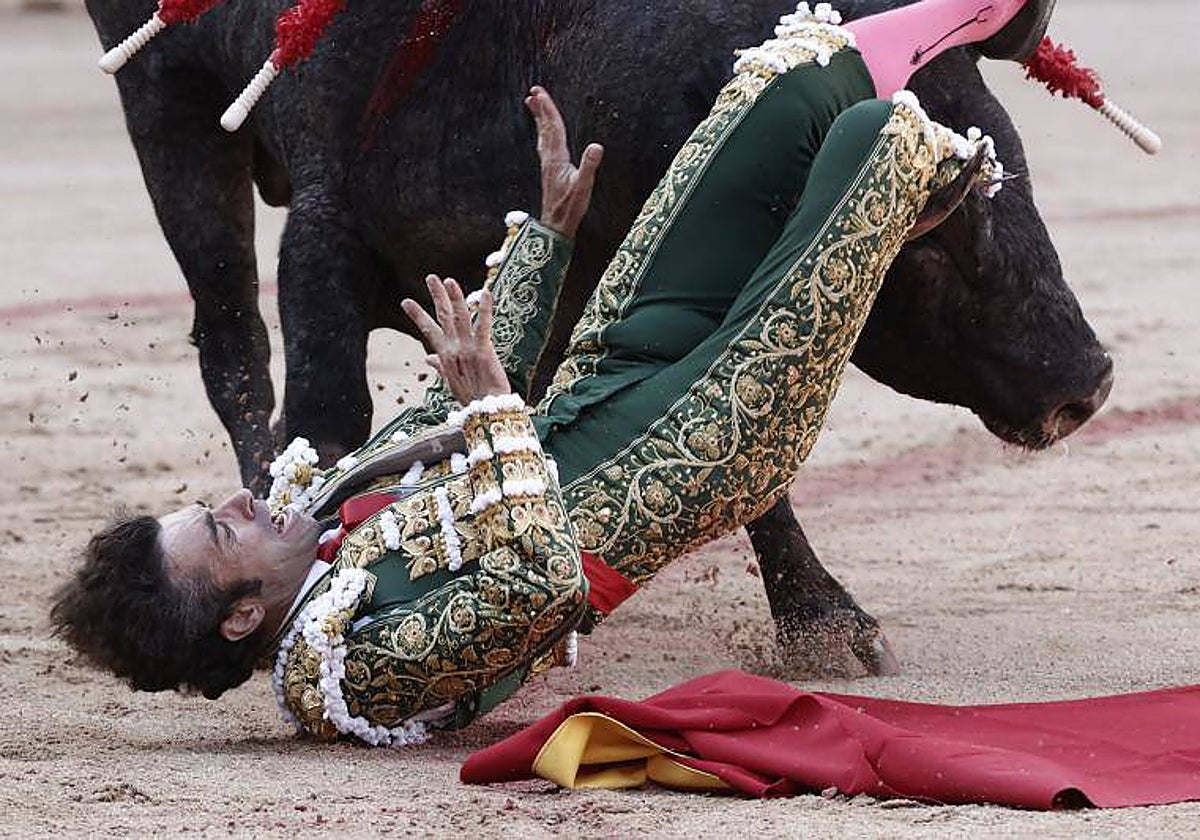 Fernando Robleño, cogido por el primer toro de José Escolar