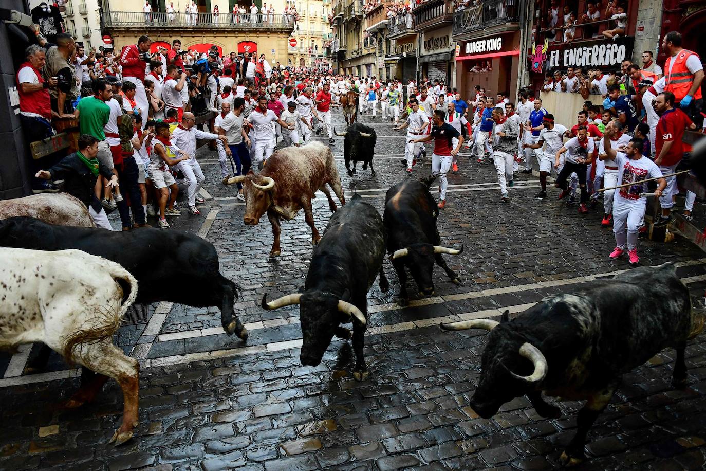 Los Cebada Gago dejan un emocionante y peligroso encierro en San Fermín