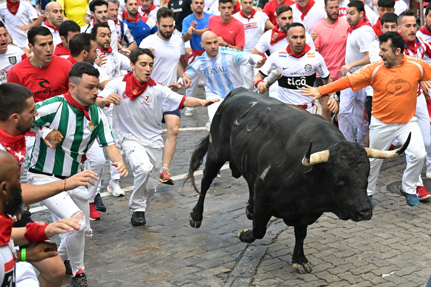 Los Cebada Gago dejan un emocionante y peligroso encierro en San Fermín
