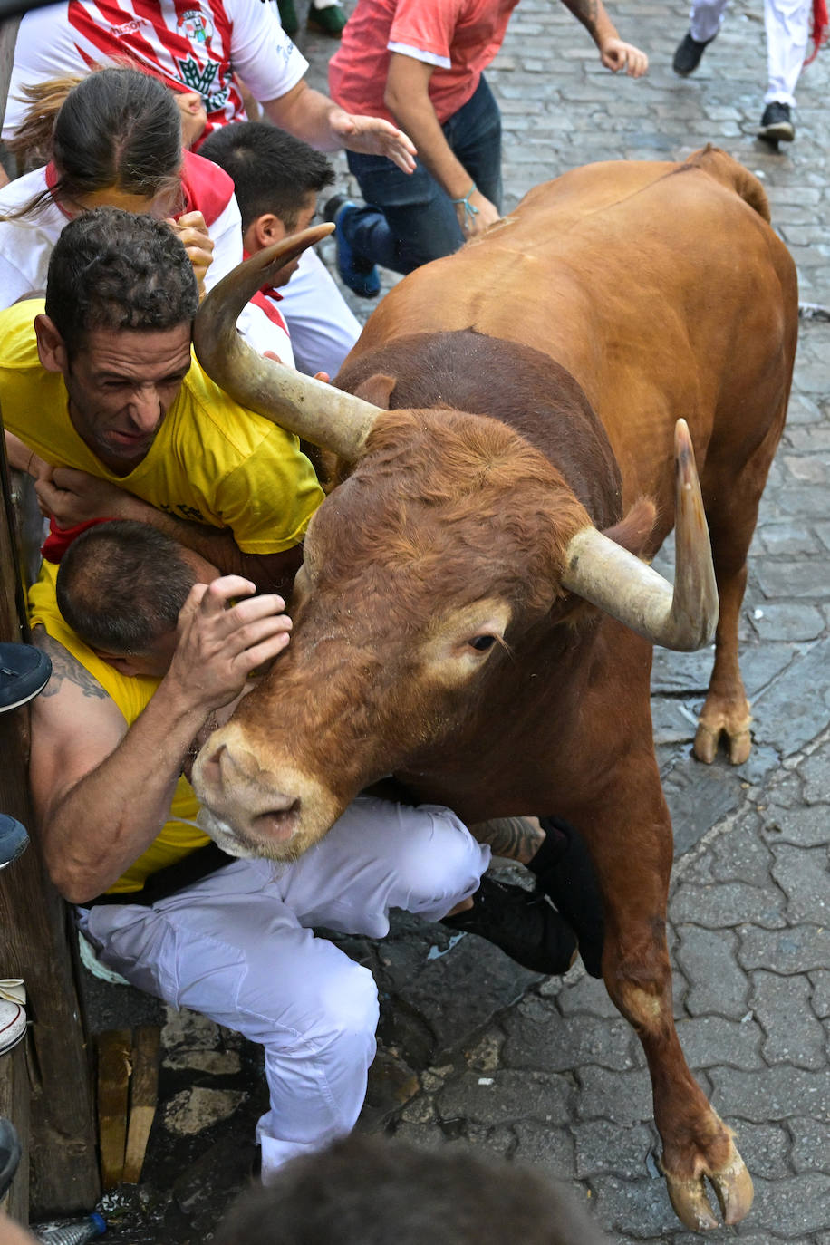 Los Cebada Gago dejan un emocionante y peligroso encierro en San Fermín