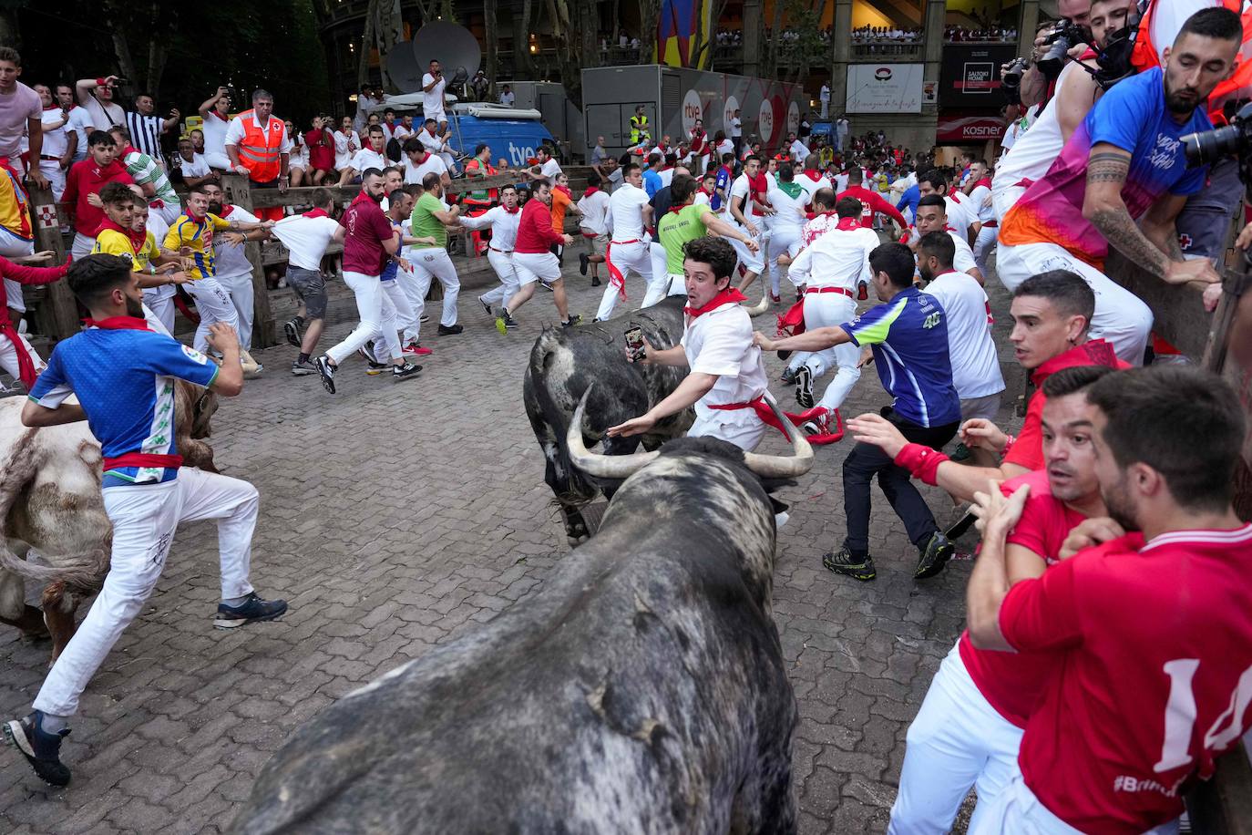 Los Cebada Gago dejan un emocionante y peligroso encierro en San Fermín
