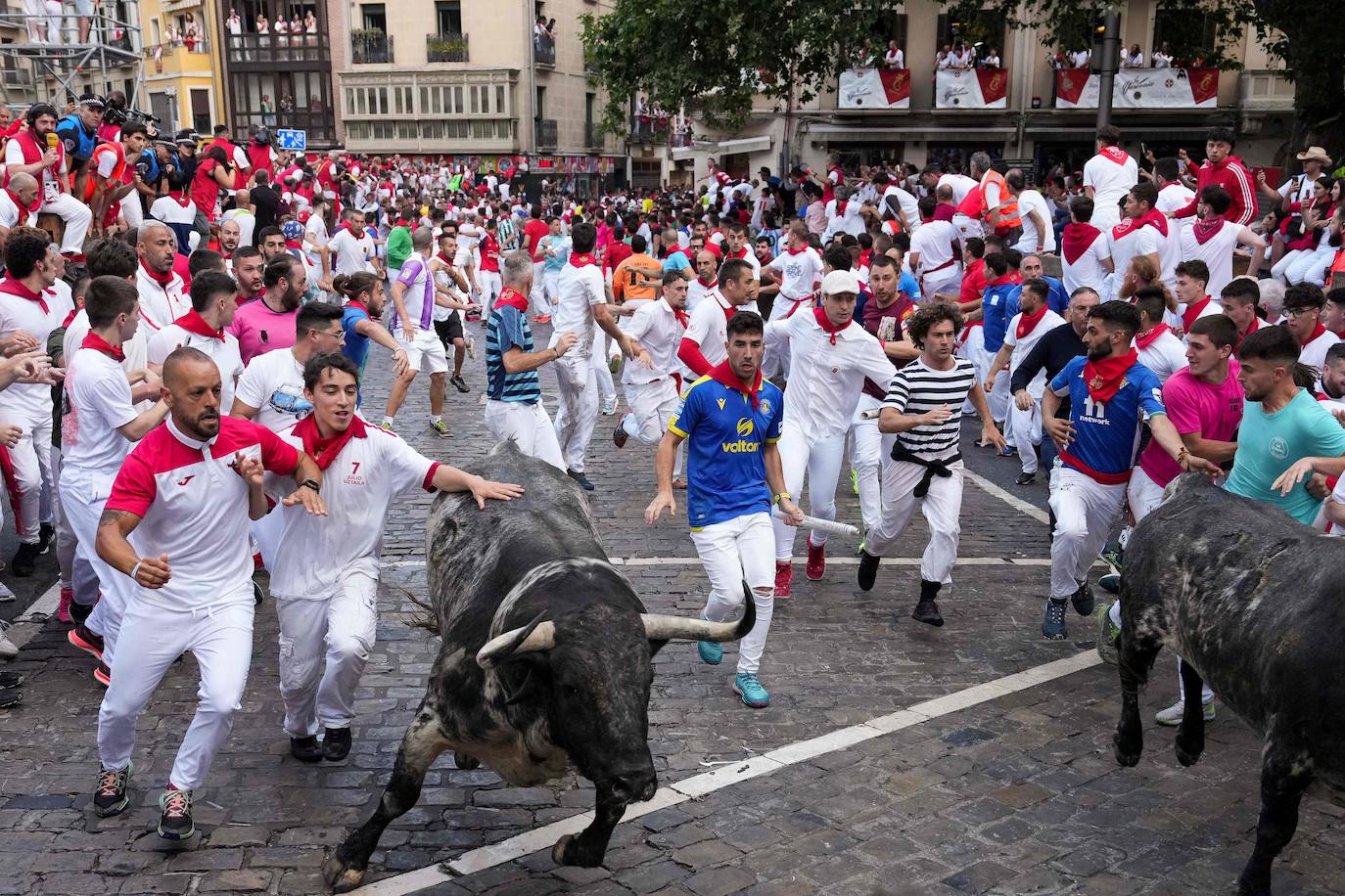 Los Cebada Gago dejan un emocionante y peligroso encierro en San Fermín