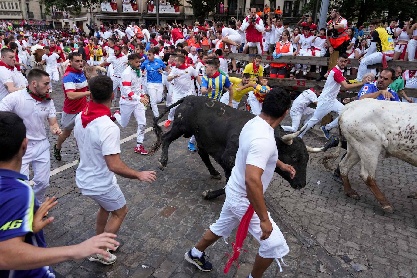Los Cebada Gago dejan un emocionante y peligroso encierro en San Fermín