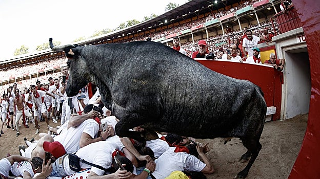 Momento de peligro en la entrada a la plaza de toros