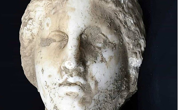 Imagen principal - La cabeza se encontró en los cimientos de un muro antiguo, reutilizada como material de construcción. Una práctica común en la Baja Edad Media, que permitió conservar muchas obras de arte 