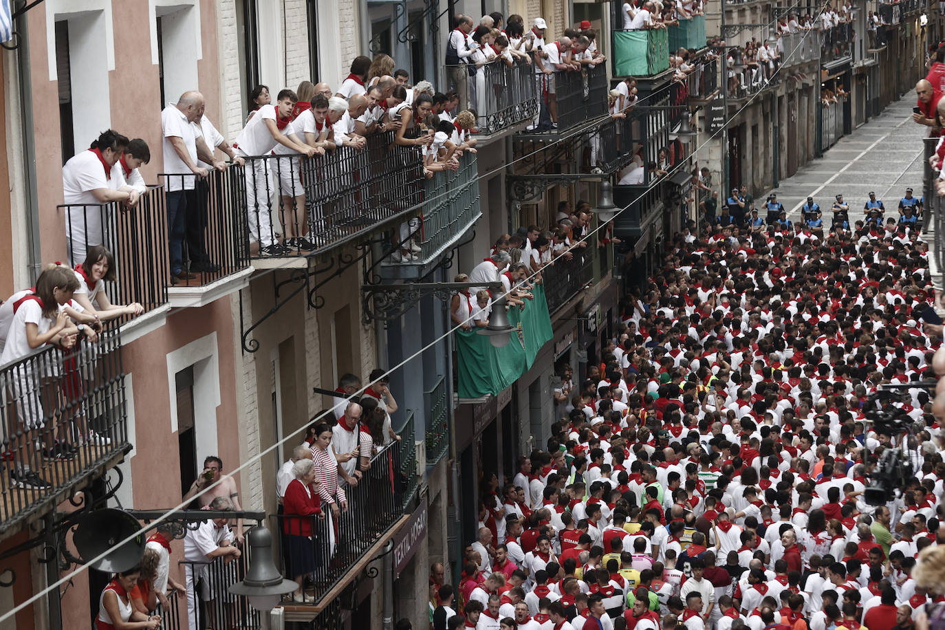 Ambiente en la calle Estafeta previo al quinto encierro de los sanfermines 2023, protagonizado este martes por toros de la ganadería de Núñez del Cuvillo